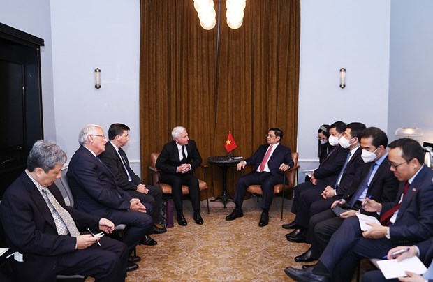 Prime Minister Pham Minh Chinh (right) hosts President of Pacific Land Group Patrick McKillen. (Photo: VNA)