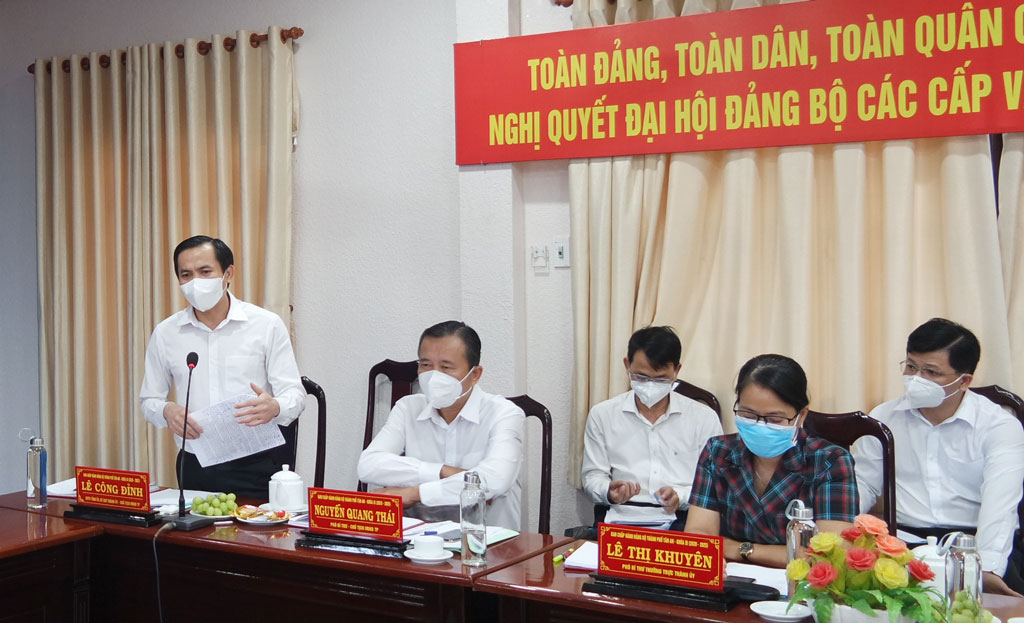 Secretary of Tan An City Party Committee - Le Cong Dinh proposes some ideas to the delegation