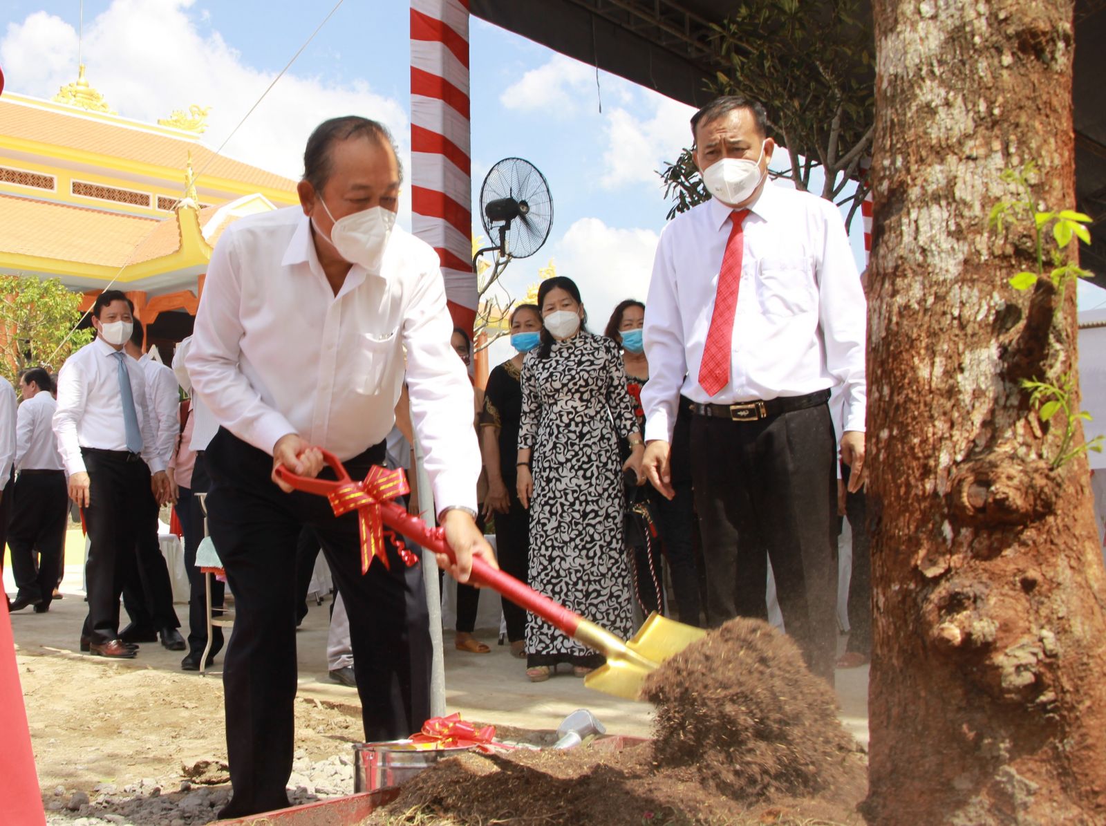 Former Standing Deputy PM - Truong Hoa Binh plants a souvenir tree at the relic site