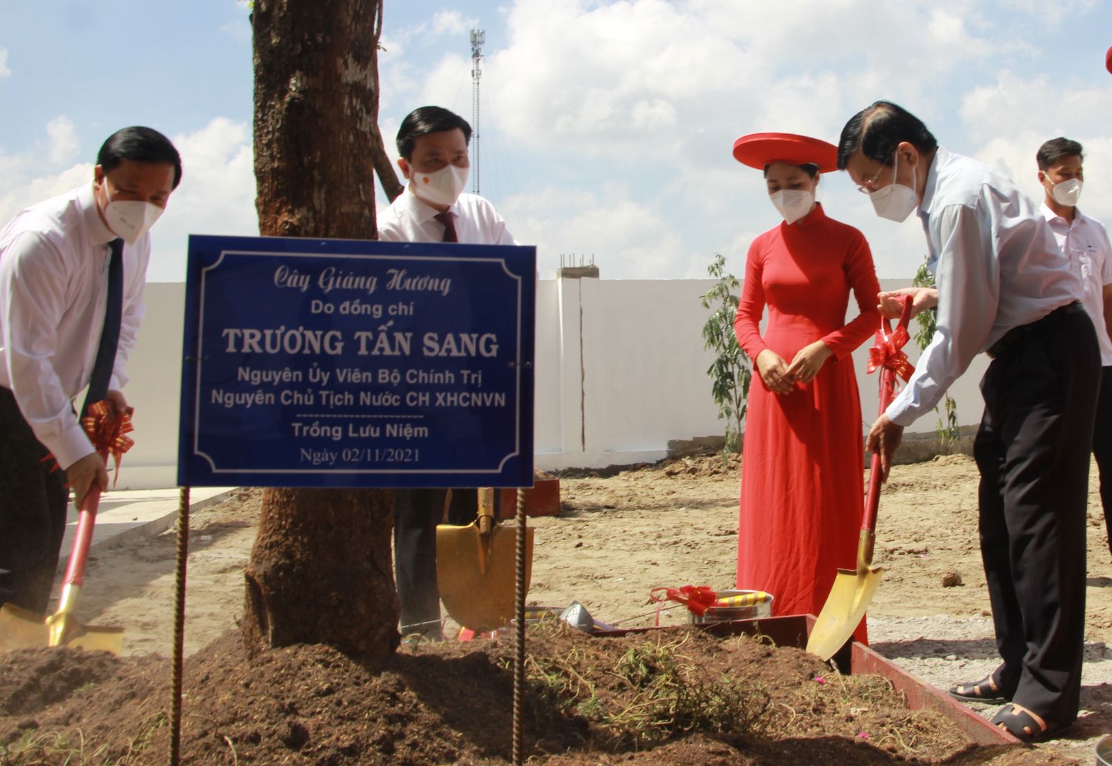 Former State President - Truong Tan Sang plants a souvenir tree at the relic site