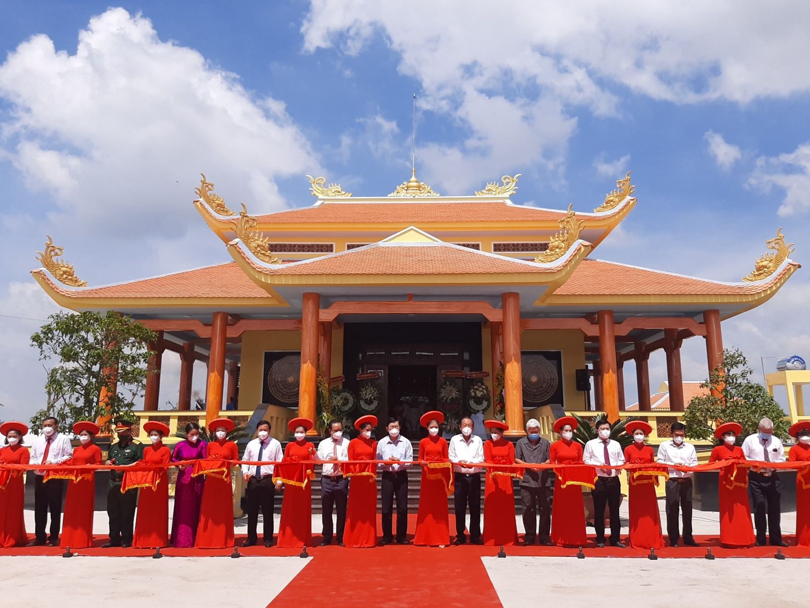 Delegates cut the ribbon to inaugurate Memorial Park