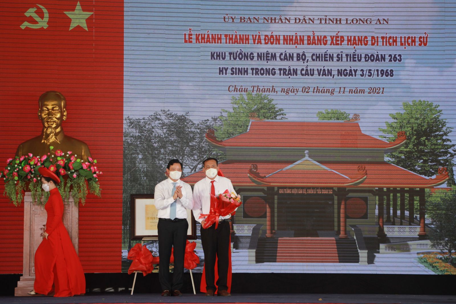 Vice Chairman of the Provincial People's Committee - Pham Tan Hoa presents flowers to congratulate Chau Thanh District People's Committee on receiving the provincial-level historical relic ranking certificate