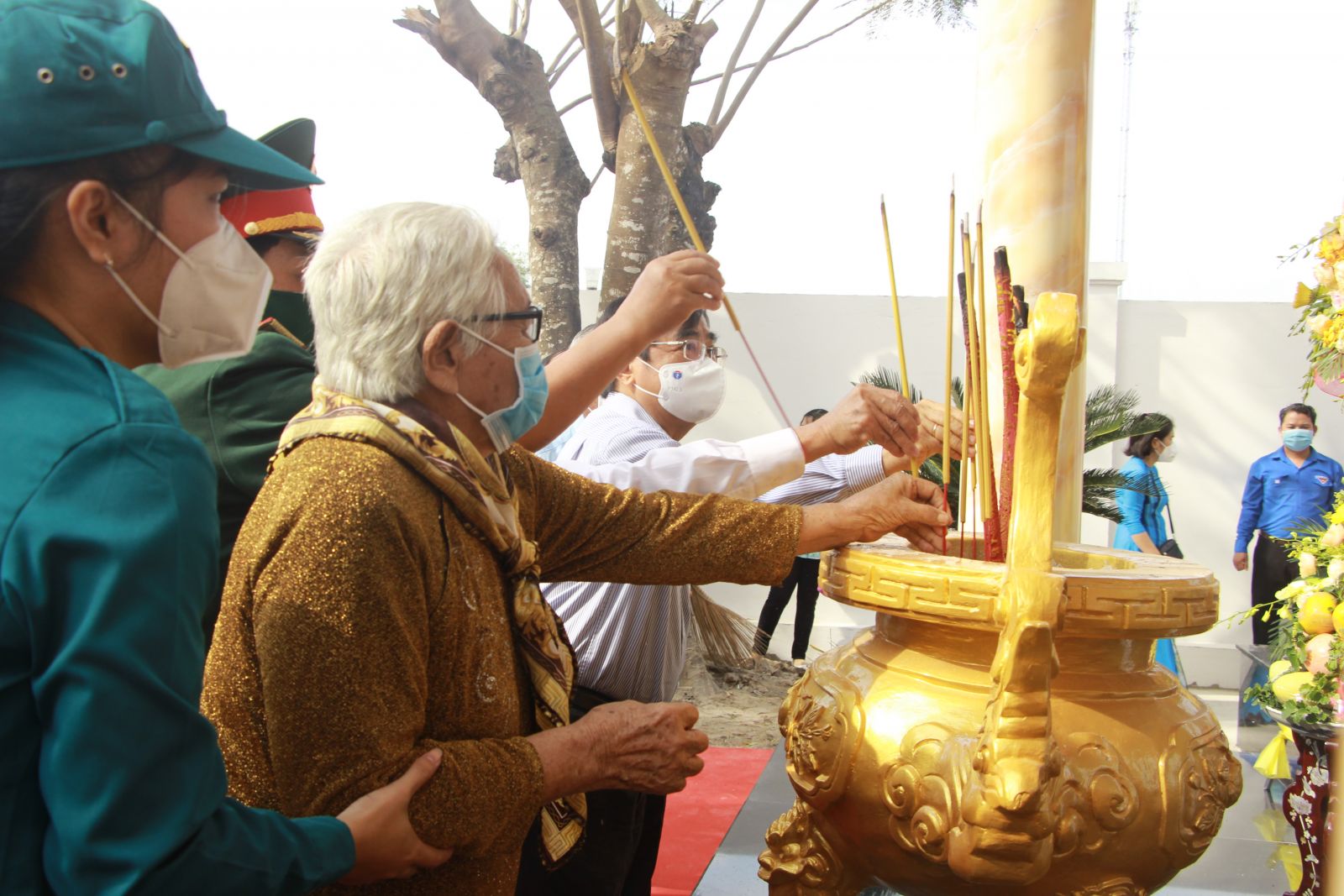 Vietnamese Heroic Mother - Pham Thi Huyen offers incense at the grave of cadres and soldiers of Battalion 263 who died at Cau Van Battle field