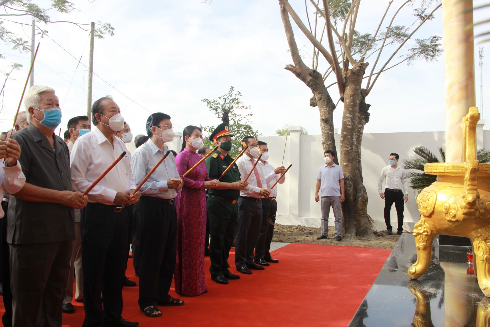 Delegates offer incense at the graves of cadres and soldiers who died at Cau Van. After April 30, 1975, the remains of martyrs were gathered at the Martyrs Cemetery in Chau Thanh district - Tan Tru