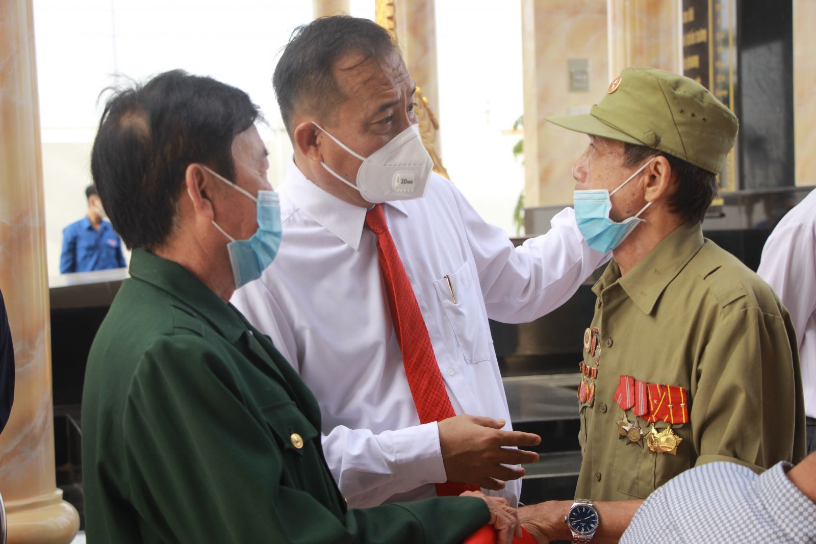 Chairman of Chau Thanh District People's Committee - Nguyen Van Khai visits veteran of Battalion 263