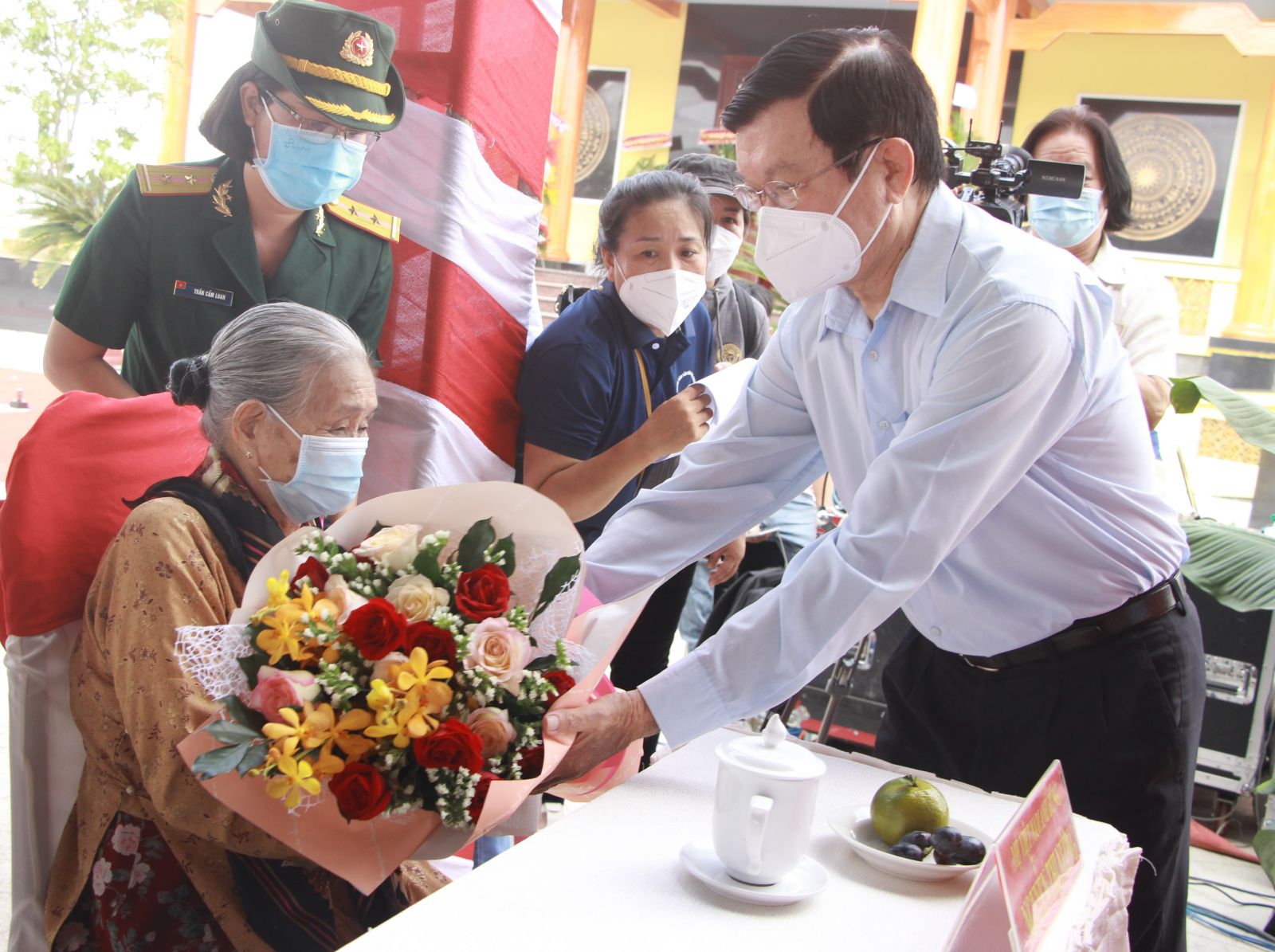 Former State President - Truong Tan Sang presents flowers to Heroic Mother at the ceremony