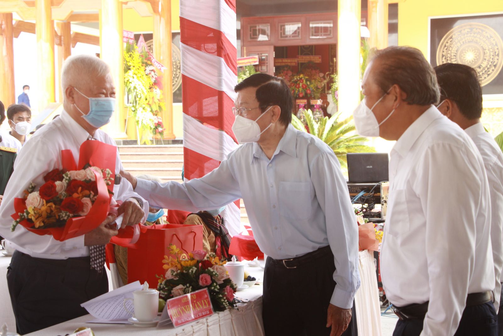 Former State President - Truong Tan Sang presents flowers and visits the hero of the armed forces, former deputy battalion 263 battalion - Huynh Van Ly