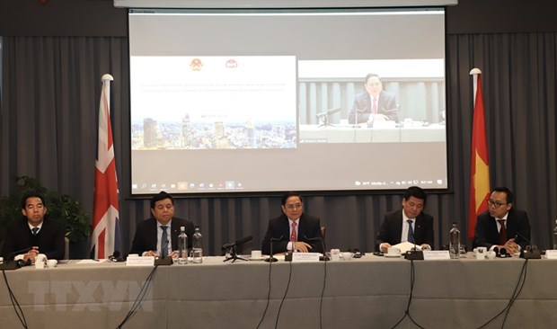 Prime Minister Pham Minh Chinh met with representatives from more than 40 UK enterprises in Edinburgh, Scotland, on November 3 (local time). (Photo: VNA)