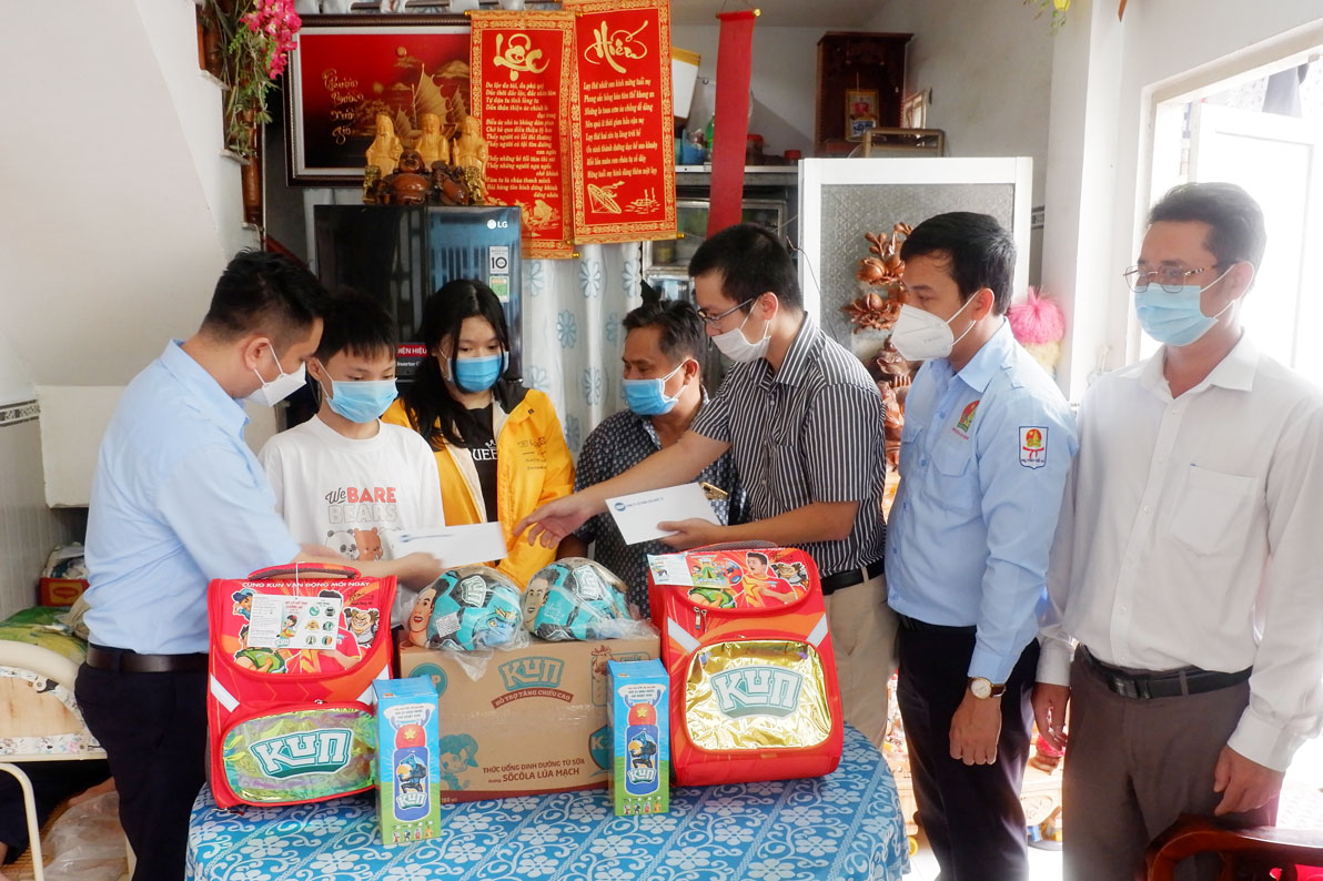 Đoàn đến thăm và trao quà cho em Lê Mai Thanh An, Lê Nguyễn Duy Khánh, Lê Nguyễn Duy Khang