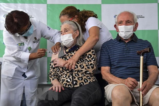 Nhân viên y tế tiêm vaccine ngừa COVID-19 cho người cao tuổi tại Sao Paulo, Brazil. (Ảnh: AFP/TTXVN)