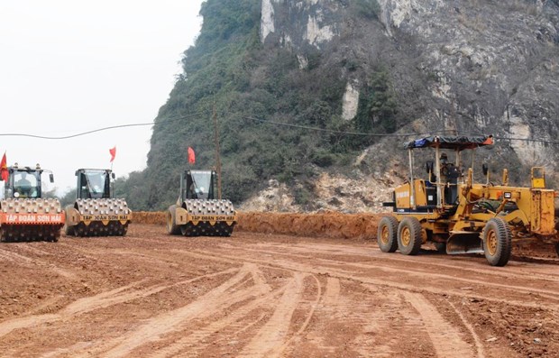 Construction on a section of north-south expressway (Photo: VNA)