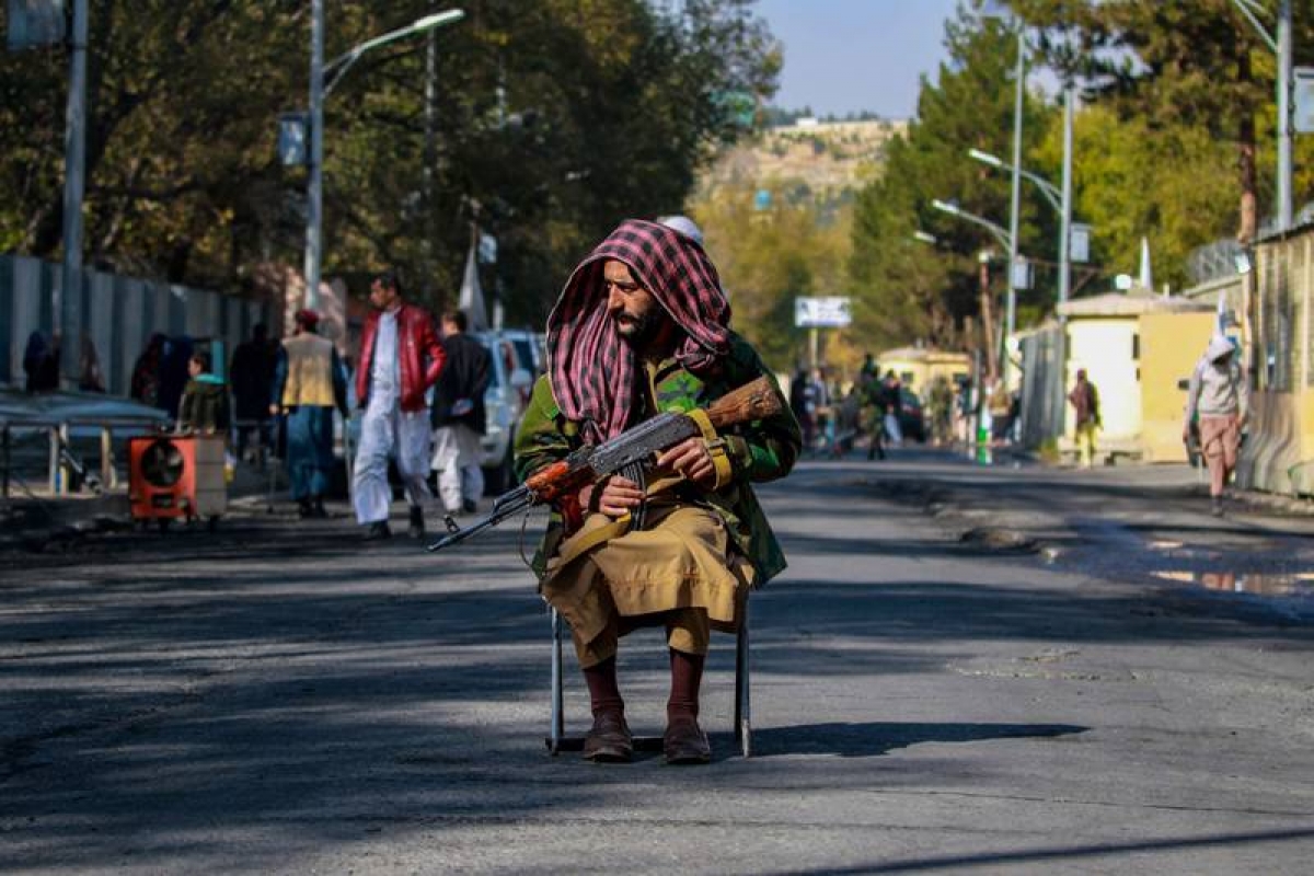 Một tay súng Taliban canh giữ bên ngoài bệnh viện quân y Sardar Mohammad Daud Khan sau khi xảy ra vụ tấn công. Ảnh: EPA.