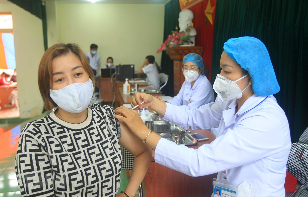 Tiêm vaccine ngừa COVID-19 cho người dân tại bệnh viện đa khoa quận Ngô Quyền, Hải Phòng. (Ảnh: An Đăng/TTXVN)