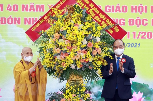 President Nguyen Xuan Phuc congratulates the Vietnam Buddhist Sangha (Photo: VNA) 