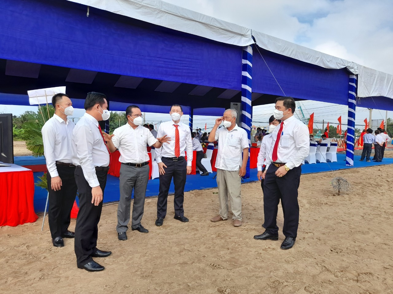 Secretary of the Provincial Party Committee, Chairman of the Provincial People's Council - Nguyen Van Duoc (3rd, L) attends the groundbreaking ceremony of the Tan Thanh District Party Committee Headquarters