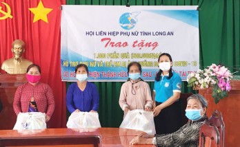 Trao quà cho phụ nữ bị ảnh hưởng do dịch Covid-19 tại huyện Vĩnh Hưng, Tân Hưng