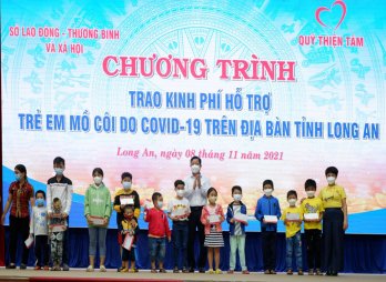 Trao kinh phí hỗ trợ trẻ em mồ côi do Covid-19