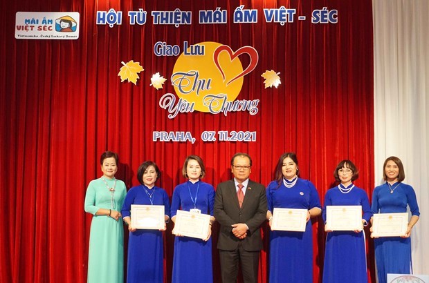 Vietnamese Ambassador to the Czech Republic Thai Xuan Dung (centre) presents certificates of merit to outstanding members of the charity. (Photo: VNA)