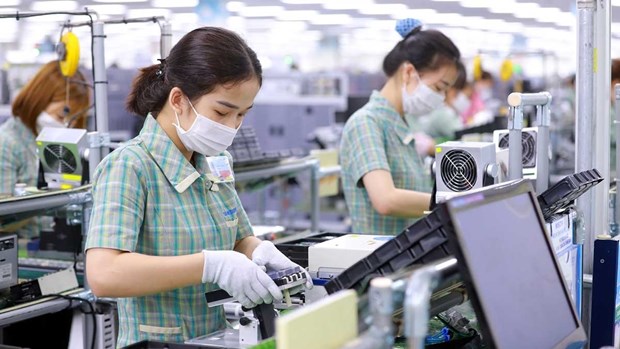 Over 10.3 million workers affected by COVID-19 received more than 24.6 trillion VND (1.09 billion USD) in cash assistance from the unemployment insurance fund (Photo: baodautu.vn)