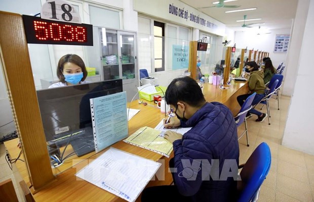 Pandemic-hit people seek support (Photo: VNA)