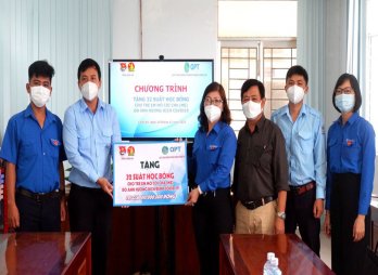 Trao học bổng cho 32 trẻ em mồ côi do dịch Covid-19