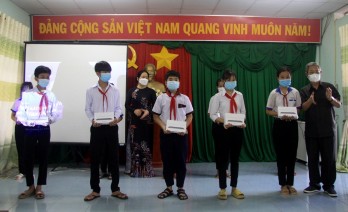 Trao tặng máy tính cho học sinh theo Chương trình “Sóng và máy tính cho em”