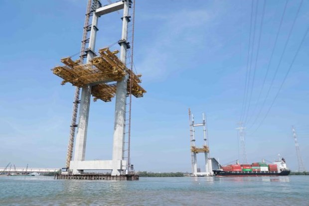 Construction of 4 trillion VND Binh Khanh Bridge, part of the Ben Luc – Long Thanh Highway, crosing the Soai Rap river in the Mekong Delta. (Photo: VNA)