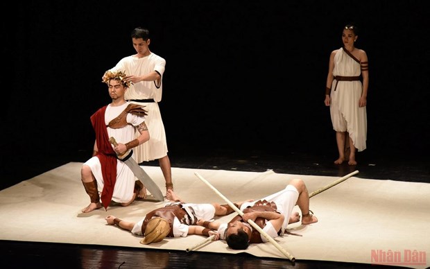 A scene from the play “Antigone” by Director Tran Luc. (Photo: nhandan.vn)