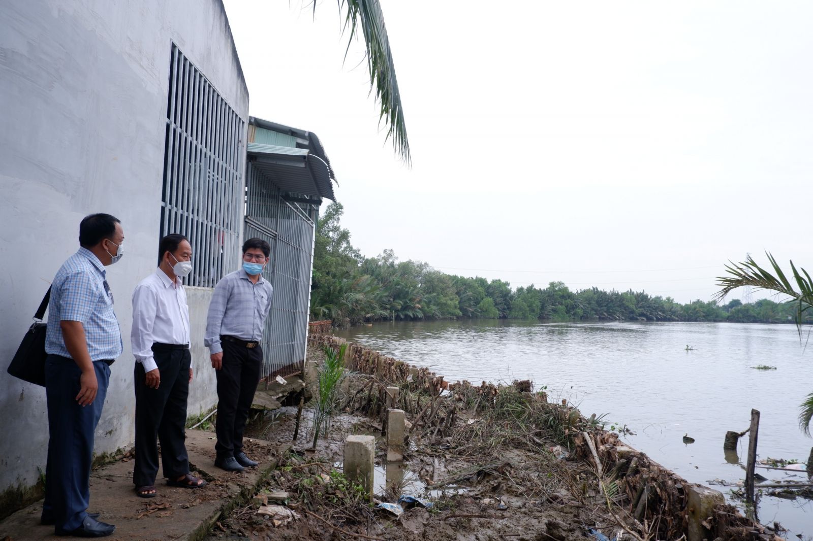 The delegation of the Department of Agriculture and Rural Development inspects the situation in Can Giuoc district on preventing, controlling and responding to the situation of drought, water shortage, and salinity intrusion in the dry season 2021-2022