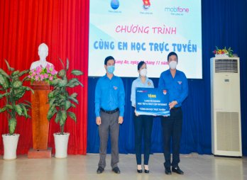 Long An: Trao 12 suất quà hỗ trợ các em học sinh học trực tuyến