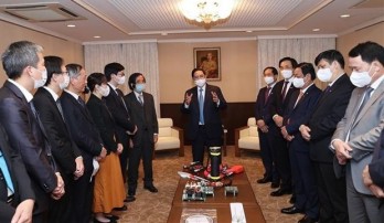 Prime Minister meets Vietnamese intellectuals in Japan