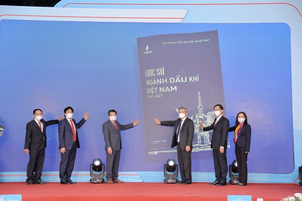 At the ceremony to launch a book on history of Vietnam's oil and gas industry. (Photo: VNA)