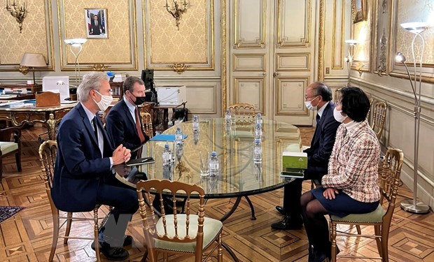 Christophe Mirmand, the high representative of the French State in PACA (second, left) received Vietnamese Ambassador to France Dinh Toan Thang (second, right) on November 25 in Marseille. (Photo: VNA)