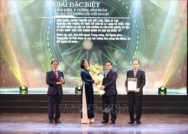 PM Pham Minh Chinh presents the special prize to leaders of the Party Central Committee’s Commission for External Relations, the Ministry of Foreign Affairs, and the Vietnam News Agency. (Photo: VNA)