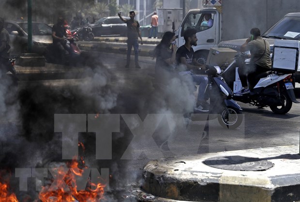 Lebanese demonstrators on June 17 block streets in Beirut with burning tires to protest against the deteriorating economic situation. (Photo: AFP/VNA)