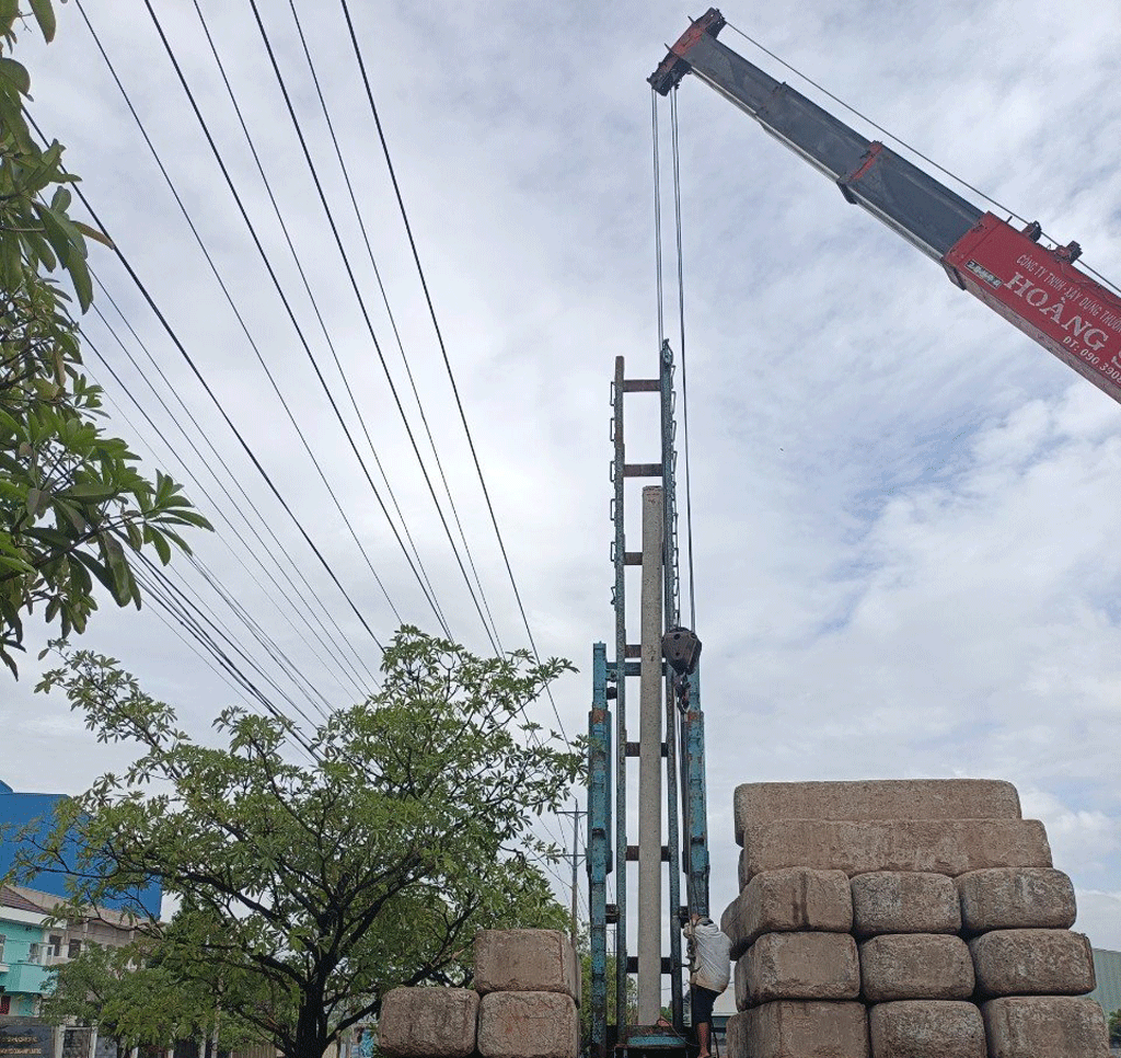 Thời gian gần đây, nhiều vụ việc gây sự cố lưới điện, tai nạn điện do vi phạm khoảng cách an toàn, người dân cần chủ động phòng, tránh