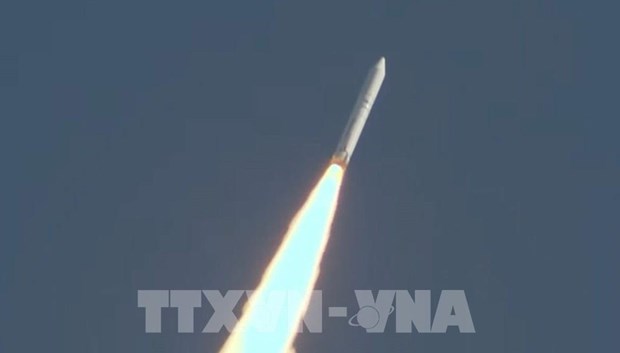 Epsilon-5 solid-fuel rocket carrying NanoDragon and  eight other small satellites of Japan flies into outer space. (Photo: VNA)