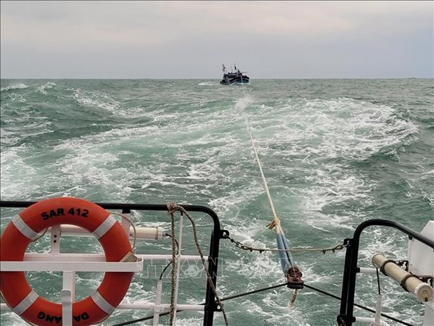 Eleven sailors and their fishing boat drifting at sea for nearly a day are brought to safety by rescuers from the Vietnam Maritime Search and Rescue Coordination Centre (Vietnam MRCC) on December 5 morning. (Photo: VNA)