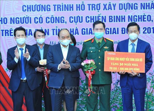 President Nguyen Xuan Phuc (third, left) and representatives of the businesses donating to the housing for the poor programme in Ha Giang province (Photo: VNA)