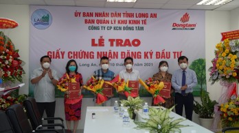 Long An: Trao giấy chứng nhận đăng ký đầu tư cho 4 nhà đầu tư thứ cấp