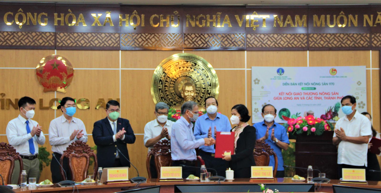 Leaders of Long An Department of Industry and Trade signs a memorandum of understanding with representatives of Hoc Mon wholesale market