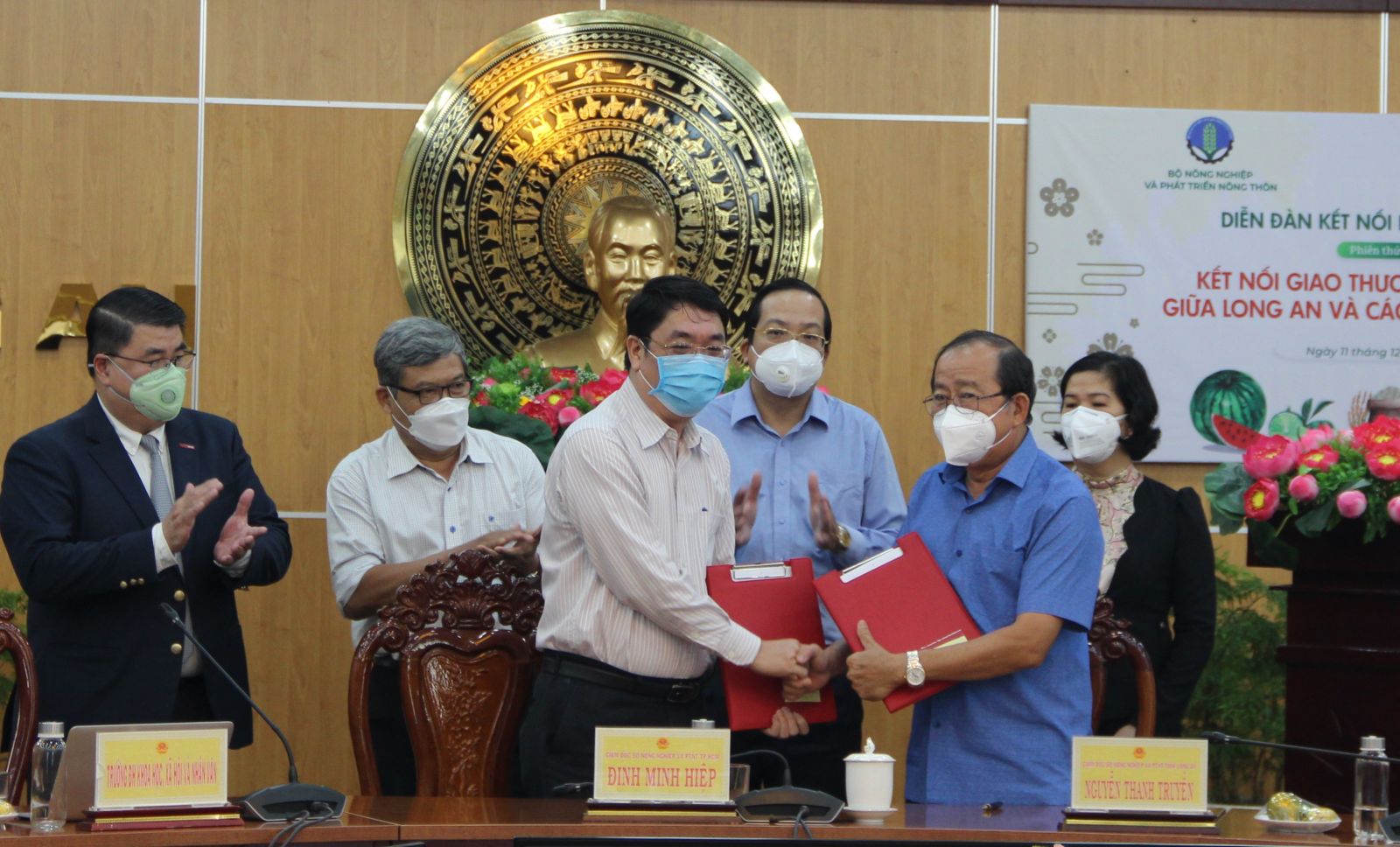 Leaders of the Department of Agriculture and Rural Development of Long An province and the Department of Agriculture and Rural Development of Ho Chi Minh City sign a cooperation agreement between the two localities for the period 2021 - 2025