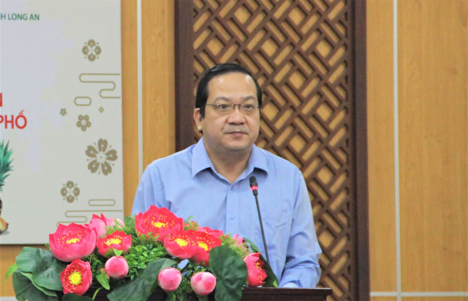 Vice Chairman of Long An Provincial People's Committee - Nguyen Minh Lam delivers the opening speech of the forum