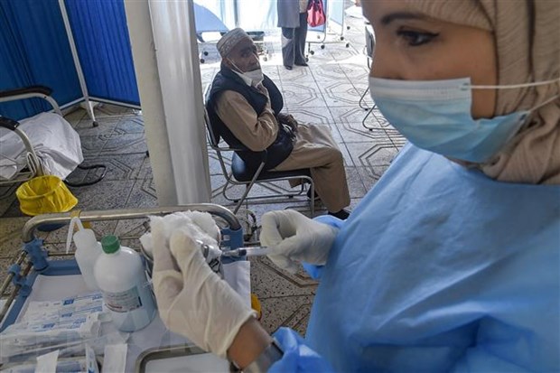 Người dân chờ tiêm chủng vaccine ngừa COVID-19 tại Algiers, Algeria. (Ảnh: AFP/TTXVN)