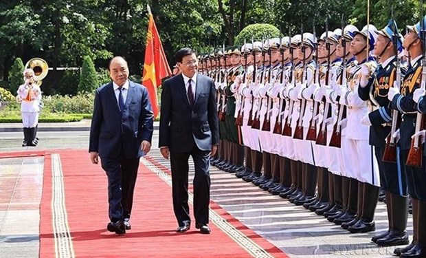 President Nguyen Xuan Phuc (left) chairs the welcome ceremony for General Secretary of the Lao People’s Revolutionary Party (LPRP) Central Committee and President of Laos Thongloun Sisoulith on June 28. (Photo: VNA)