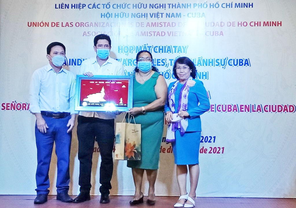 Chairman of the Long An Union of Friendship Organizations - Nguyen Huu Ngoc (L), former Vice Chairwoman of the Provincial People's Committee, Chairwoman of the Vietnam-Cuba Friendship Association of Long An province - Tran Thi Nhanh (R) present gifts and take souvenir photos with the Consulate General of Cuba in Ho Chi Minh City - Mrs. Indira Lopez Arguelles