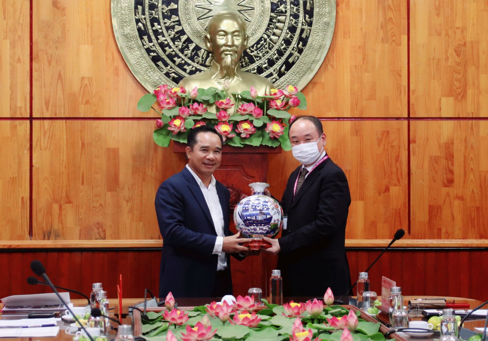 Secretary of the Provincial Party Committee, Chairman of the Provincial People's Council - Nguyen Van Duoc (L) presents a souvenir to the General Director of AEON Vietnam - Furusawa Yasuyuki