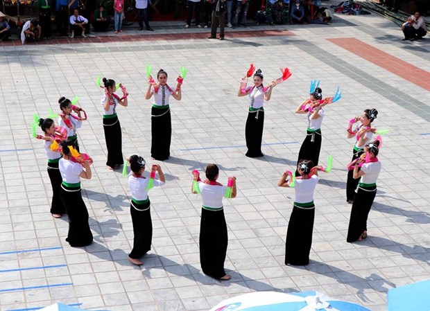 A performance of the traditional Xoe dance of Thai ethnic people in Van Chan district, Yen Bai province. The Xoe dance is the latest in Vietnam to be recognized as part of the intangible cultural heritage of humanity by UNESC (Photo: VNA)