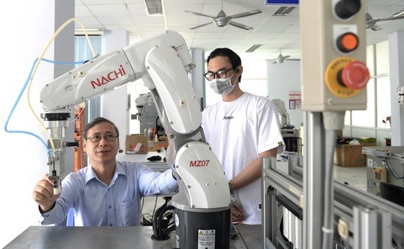 Hoang The Ban, an overseas Vietnamese in Japan, director of the Vietnam-Japan training and technology transfer center, supervises and assesses vocational skills of workers at the High-Tech Park in Ho Chi Minh City. (Photo: tuoitre.vn)