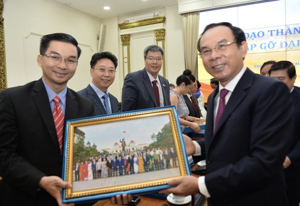 Secretary of the Ho Chi Minh City Party Committee Nguyen Van Nen (right) presents souvenirs to overseas Vietnamese who have made great contributions to the city's development.(Photo: VNA)